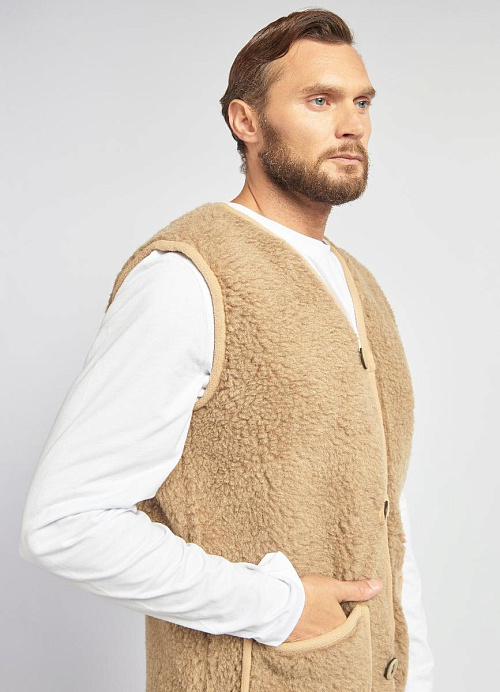 Жилет меховой из верблюжьей шерсти на пуговицах 